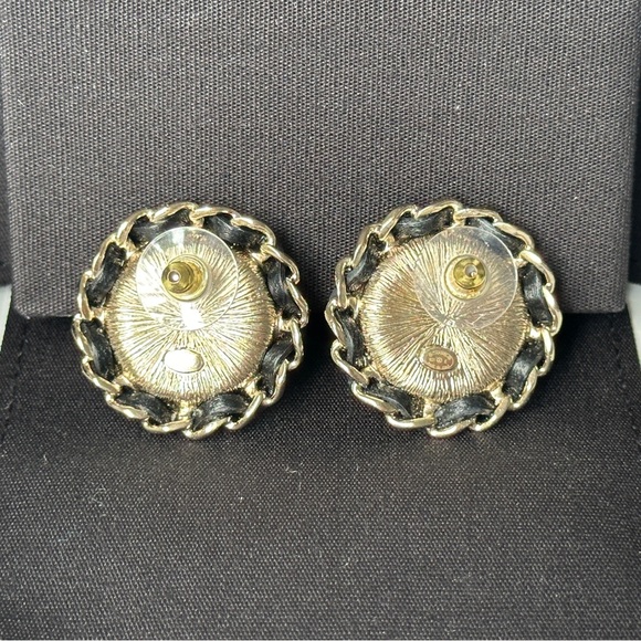 2021K CHANEL GOLD CC LOGO ROUND PEARL AND BLACK LEATHER INTERWOVEN STUD EARRINGS - Picture 11 of 15
